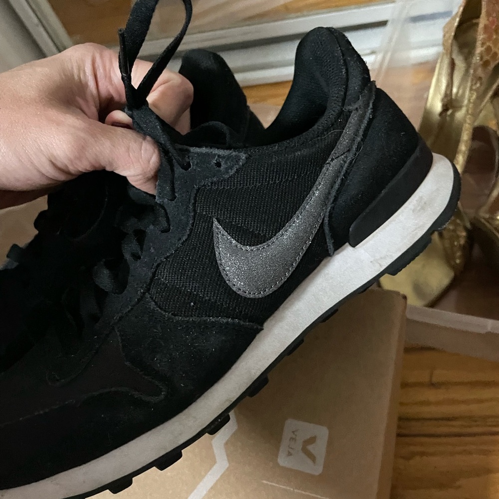 Nike Wmns Internationalist 'Black' AT0075-001 8.5
